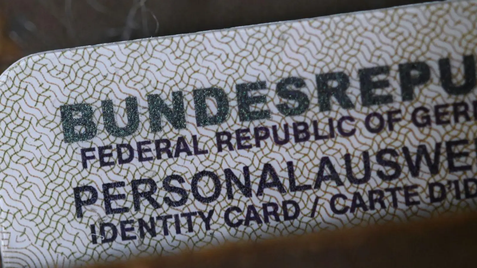 Ein Dokument führt die Ermittler zu einem jungen Mann. (Symbolbild) (Foto: Marijan Murat/dpa)