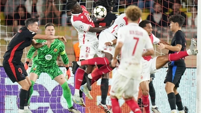 Nationaltorhüter Marc-André ter Stegen (2.v.l.) verlor mit dem FC Barcelona bei der AS Monaco. (Foto: Laurent Cipriani/AP)