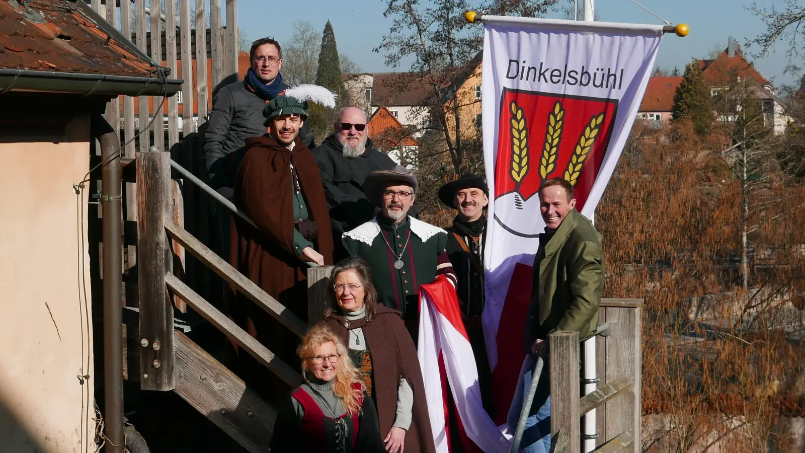 Im Beisein der Dinkelsbühler Reichsstädter hisste OB Dr. Christoph Hammer (rechts) am Rothenburger Torturm die Fahne der Stadt. (Foto: Roman Kocholl)