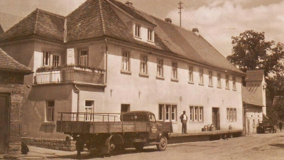 So sah das Molkereigebäude um 1960 aus, noch ohne Vordach über der Rampe, doch ansonsten ist das heutige Gebäude schon gut zu erkennen.  (Foto: unbekannt (übermittelt von Karl Schmidt))