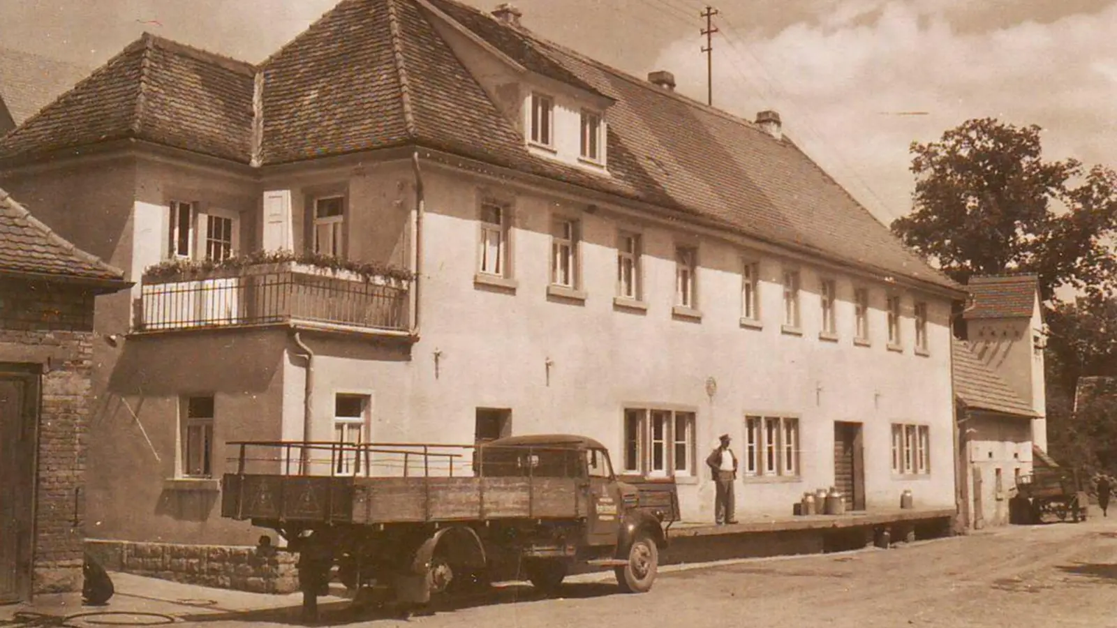 So sah das Molkereigebäude um 1960 aus, noch ohne Vordach über der Rampe, doch ansonsten ist das heutige Gebäude schon gut zu erkennen.  (Foto: unbekannt (übermittelt von Karl Schmidt))