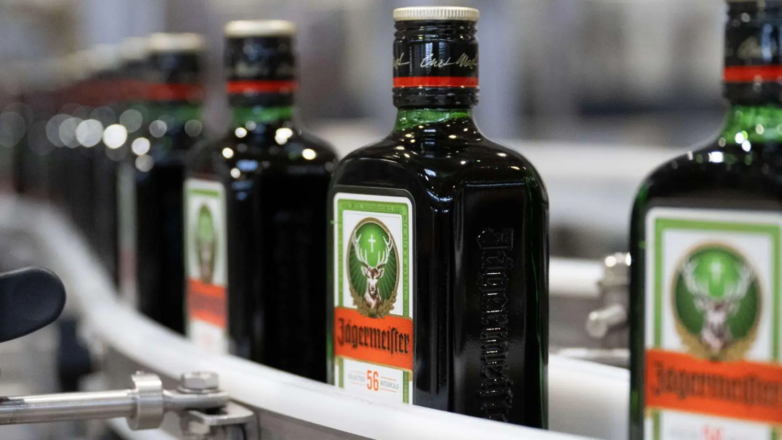 Jägermeister trotzt dem schwachen Markt und verkauft deutlich mehr Flaschen seines Kräuterlikörs. (Archivbild) (Foto: Sebastian Kahnert/dpa)