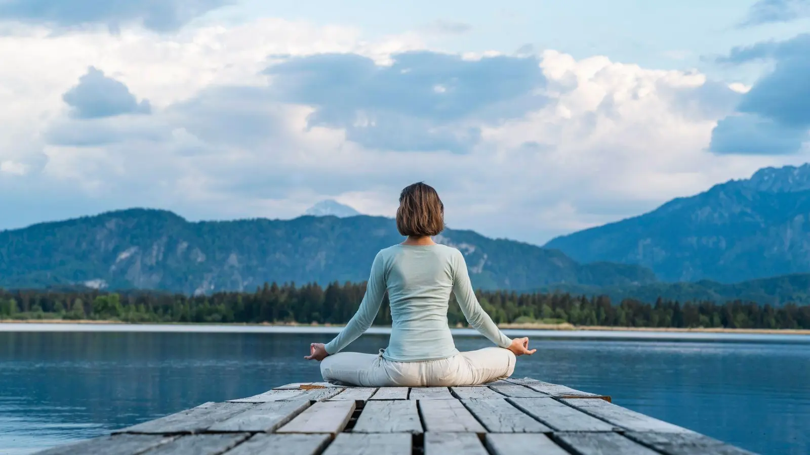 Einfach da sein und bei sich, egal, was um einen herum los ist: Dabei hilft Meditieren, etwa mit der bewährten Bergmeditation. (Foto: Daniel Ingold/Westend61/dpa-tmn)