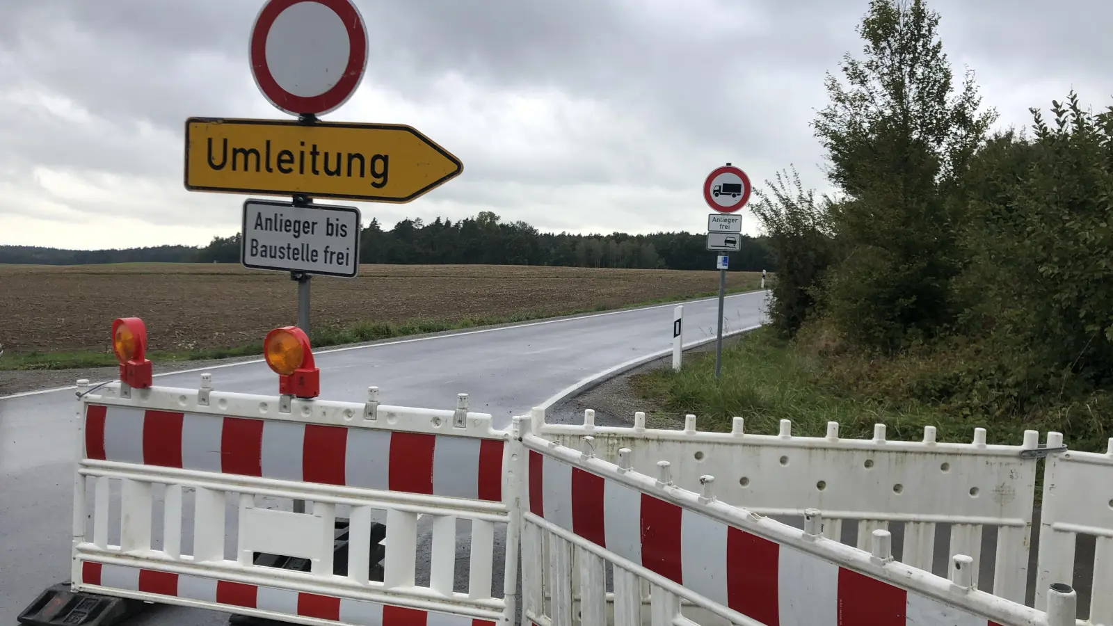 Inzwischen ist die Komplettsperrung des Abzweigs nach Geisengrund entfernt worden. Erlaubt ist das Befahren aber nicht. (Foto: Florian Pöhlmann)