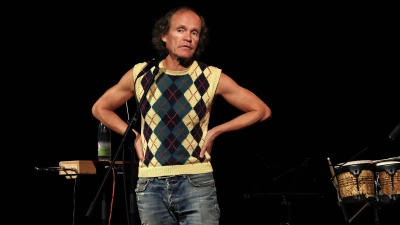 Nur echt im Pullunder: Olaf Schubert trägt ihn selbstverständlich auch in seinem Programm „Jetzt oder now”. (Foto: Thomas Wirth)
