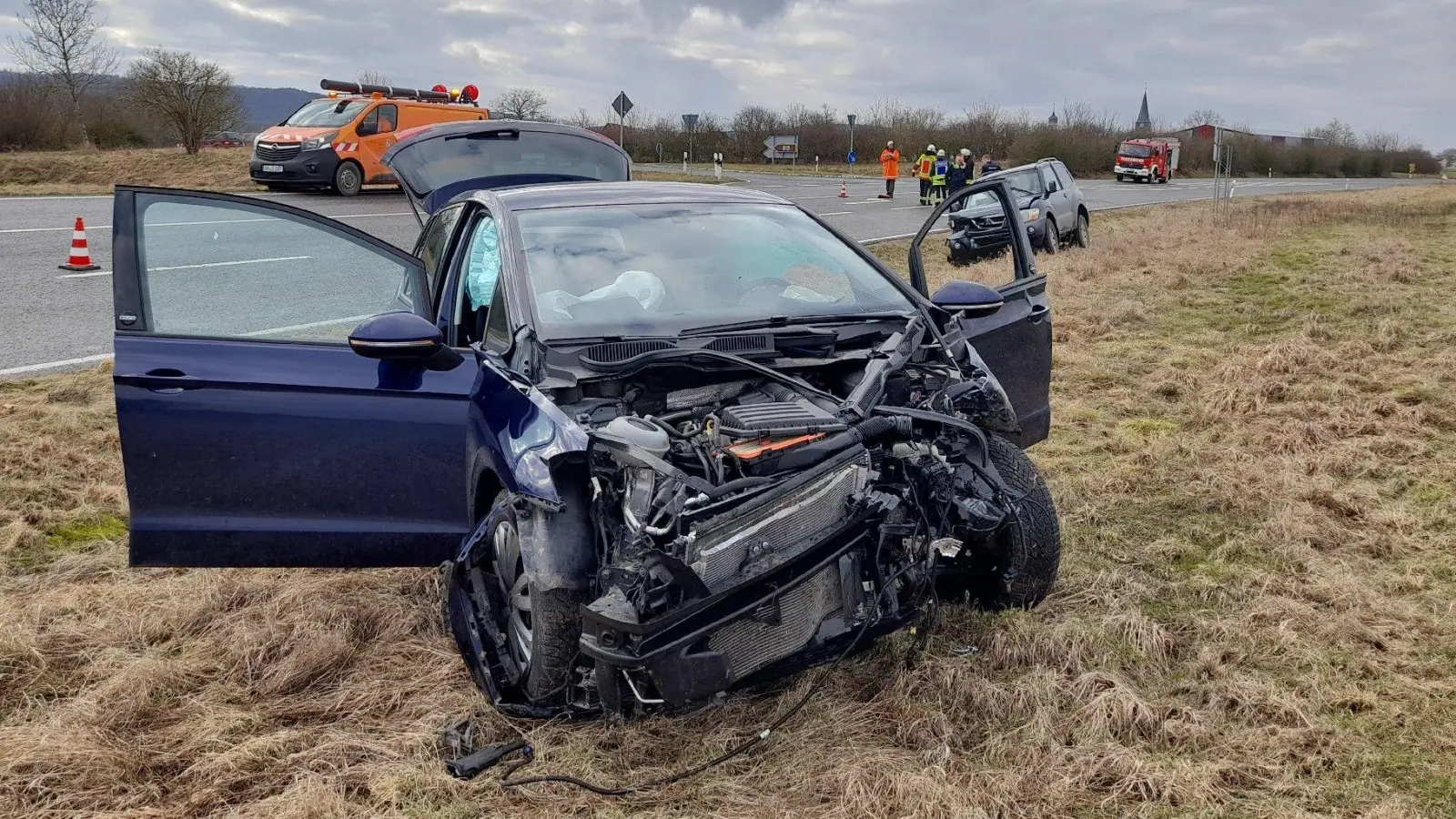 Auf der Staatsstraße zwischen Sugenheim und Uffenheim hat ein Vorfahrtsfehler an der Abzweigung bei Herbolzheim zu einem schweren Unfall geführt. (Foto: Johannes Zimmermann)