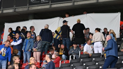Wegen eines medizinischen Notfalls verzögerte sich der Anpfiff zwischen Eintracht Braunschweig und Dynamo Dresden. (Foto: Swen Pförtner/dpa)