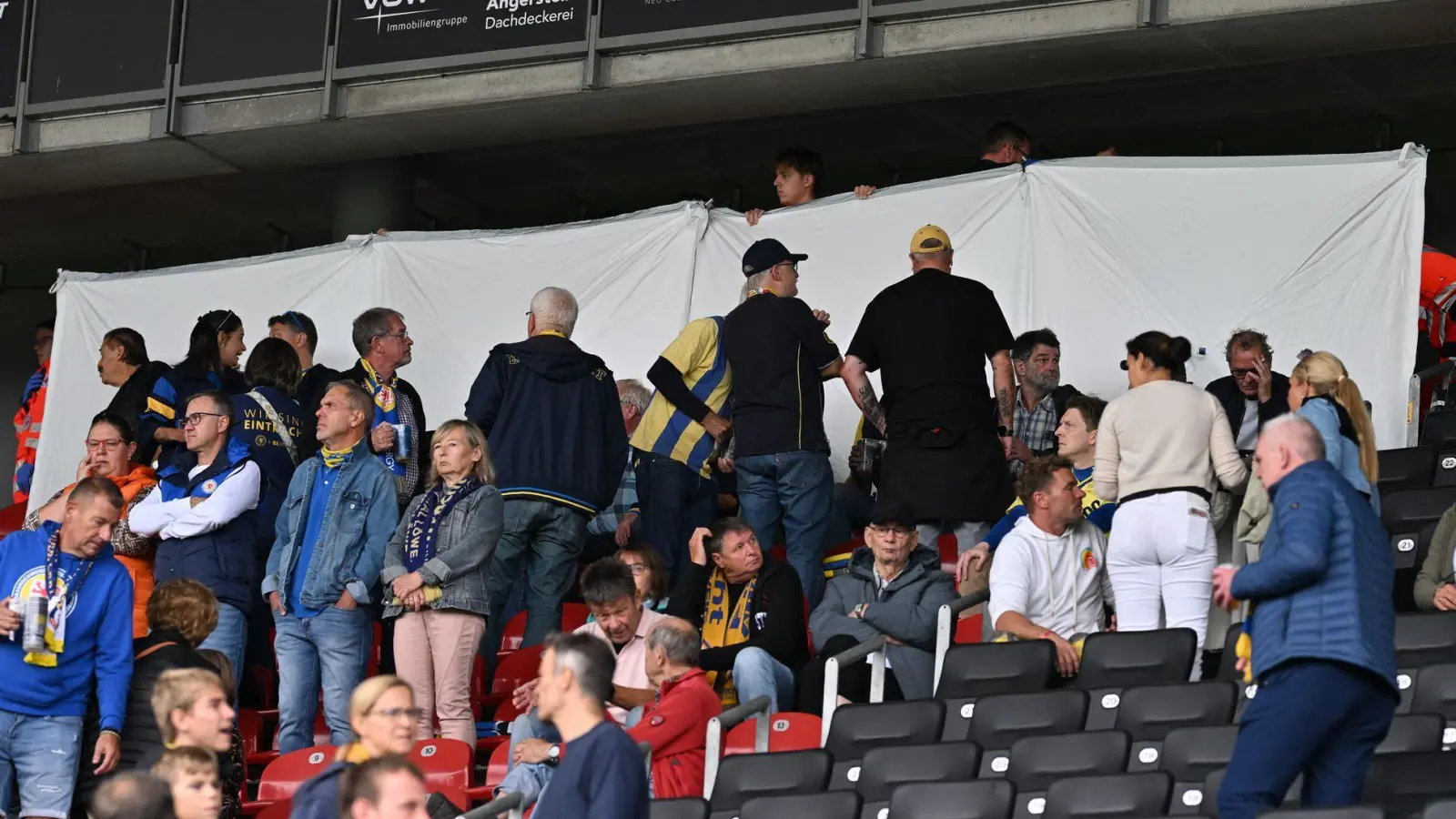 Wegen eines medizinischen Notfalls verzögerte sich der Anpfiff zwischen Eintracht Braunschweig und Dynamo Dresden. (Foto: Swen Pförtner/dpa)