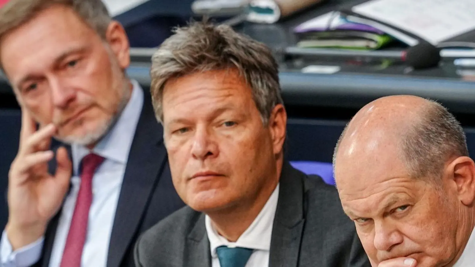 Versuchen seit Wochen, eine zweistellige Milliardenlücke in der Etatplanung für 2025 zu stopfen: Christian Lindner, Robert Habeck und Olaf Scholz (v.l.n.r.). (Foto: Kay Nietfeld/dpa)