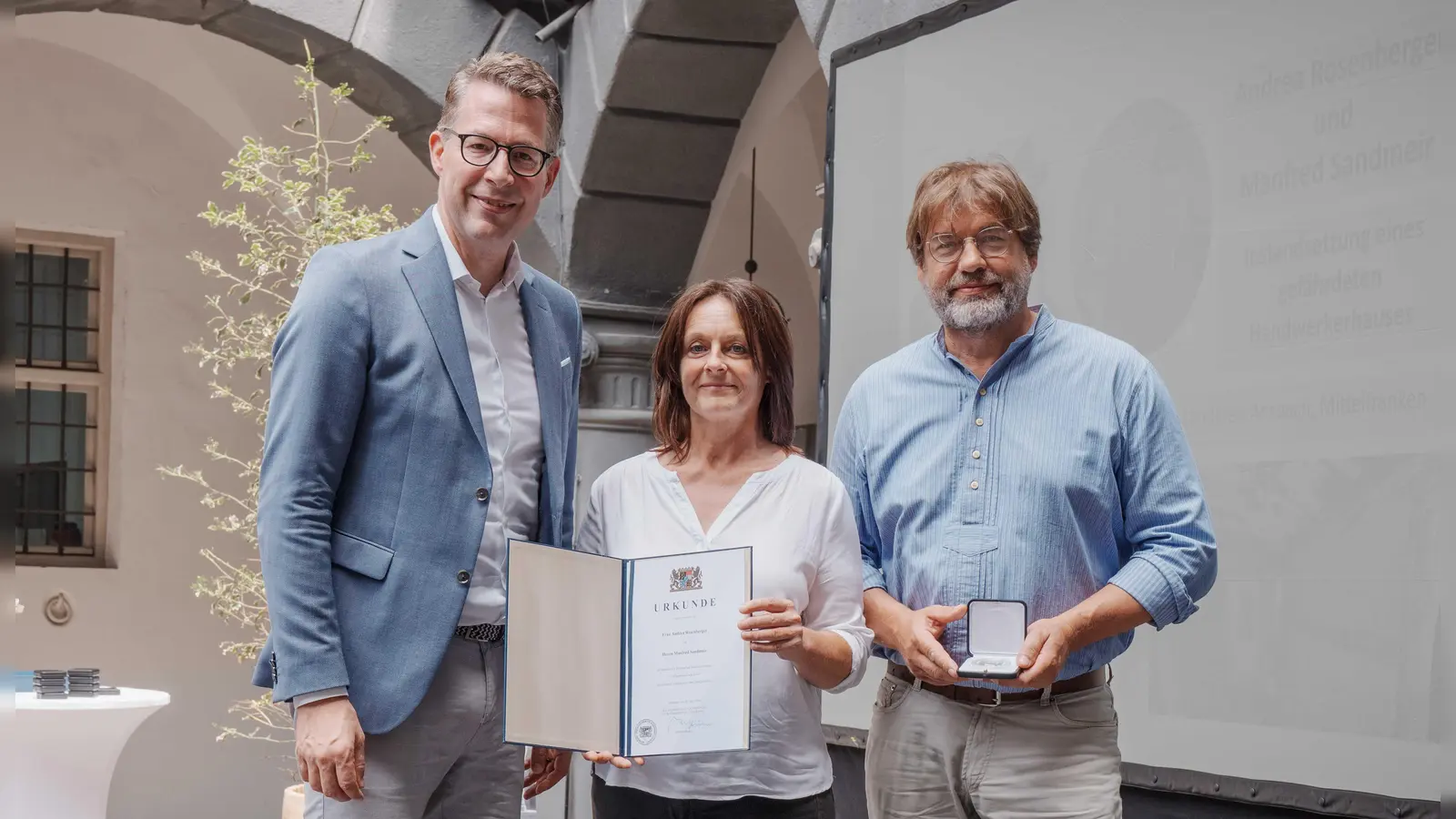 Kunstminister Markus Blume mit Andrea Rosenberger und Manfred Sandmeir. (Foto: Axel König/StMWK)