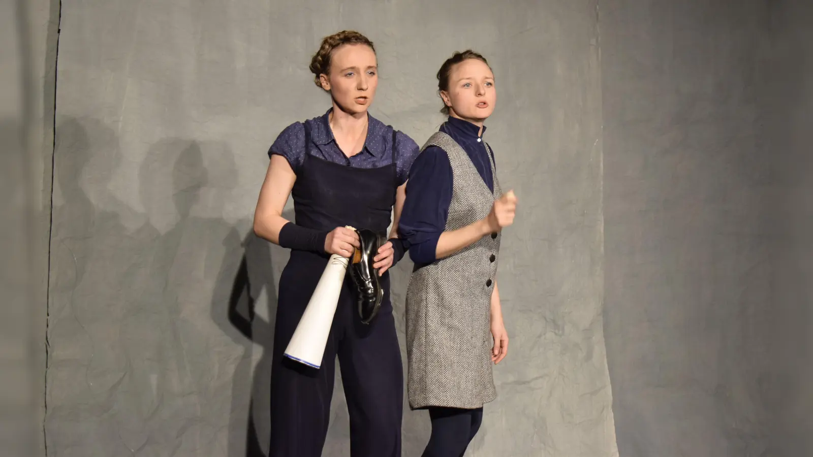 Bei den Ansbacher Puppenspielen waren Adeline Rüss (links) und Anniek Vetter zu Gast. Mit ihnen lernten die großen und kleinen Besucherinnen und Besucher, ganz genau hinzuhören. (Foto: Christina Özbek)