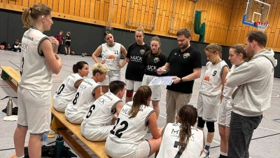 Gut eingestellt: Die Neustädter Frauen um Trainer David Muck (mit Tafel) zwangen den Favoriten und späteren Sieger in die Verlängerung. (Foto: Lisa Rupp)