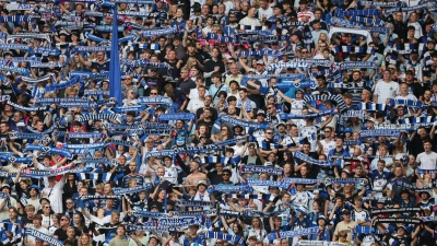 Fans des Hamburger SV. (Foto: Christian Charisius/dpa)