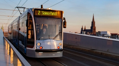 Das Mädchen wird bei dem Zusammenstoß mit der Straßenbahn verletzt. (Symbolbild) (Foto: Stefan Puchner/dpa)