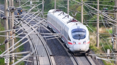 Die geplante Bahn-Neubaustrecke Hannover-Hamburg sorgt für Diskussionen. (Symbolbild) (Foto: Julian Stratenschulte/dpa)
