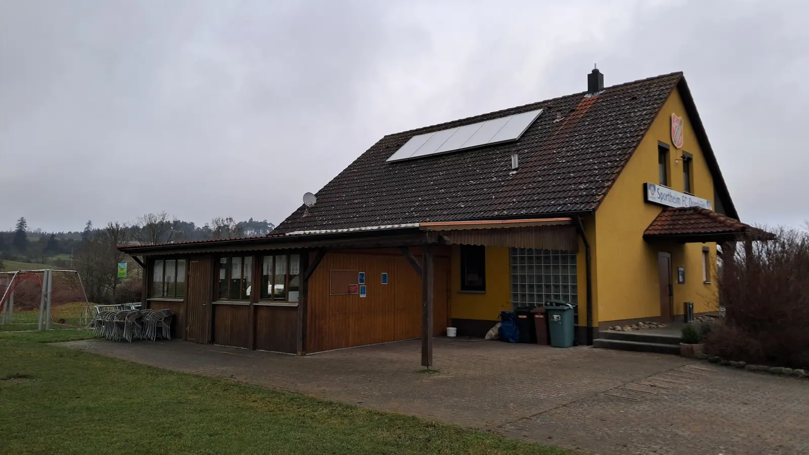 Das Sportheim des FC Dombühl soll erweitert werden. Für das Großprojekt braucht der Verein finanzielle Unterstützung. Der Gemeinderat stellte schon einmal Mittel in Aussicht. (Foto: Robert Gundermann)