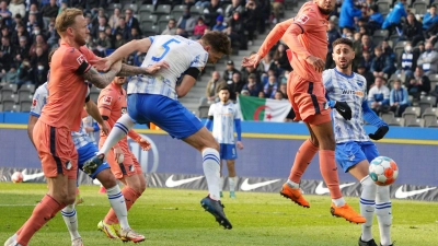 Niklas Stark (M) köpfte Hertha BSC gegen Hoffenheim in Führung. (Foto: Soeren Stache/dpa-Zentralbild/dpa)