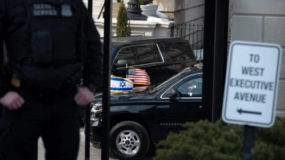 Zu Besuch bei Trump: Israels Regierungschefs. (Foto: Mark Schiefelbein/AP/dpa)