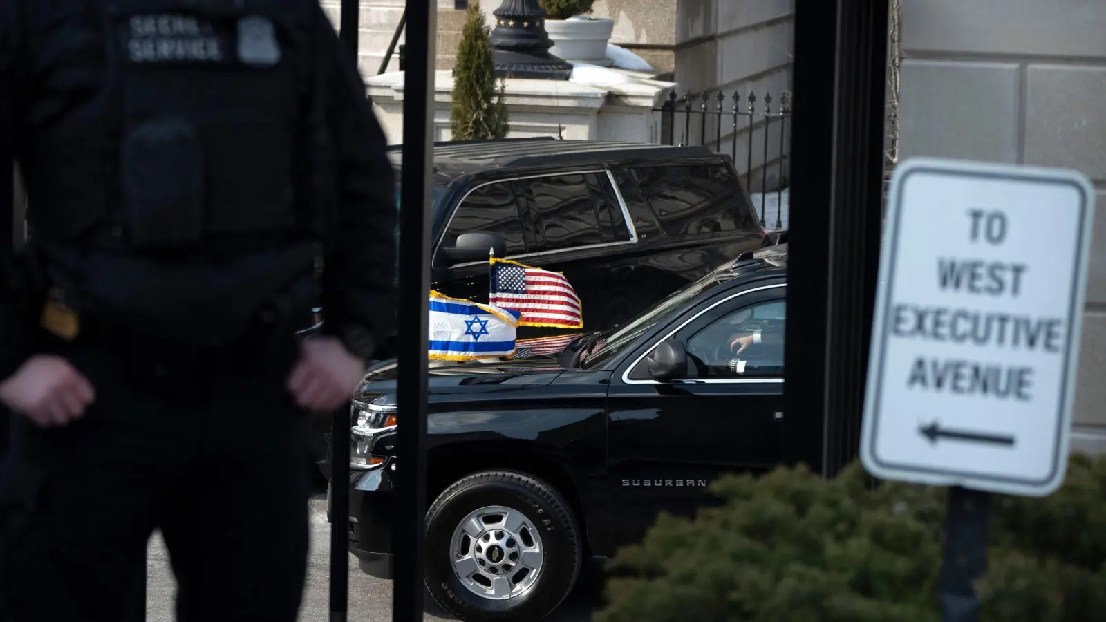 Zu Besuch bei Trump: Israels Regierungschefs. (Foto: Mark Schiefelbein/AP/dpa)