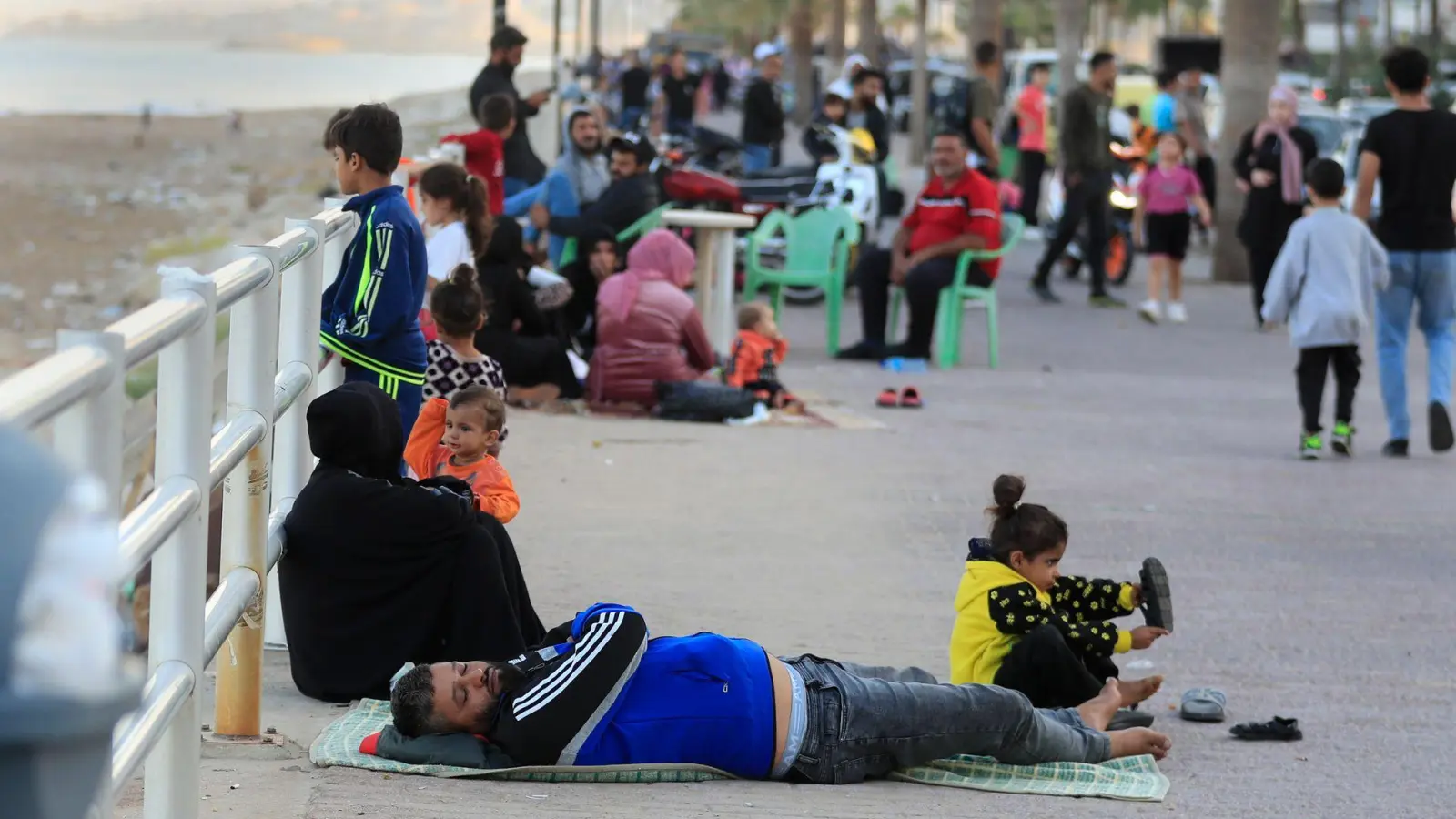 Zehntausende Libanesen flohen vor den israelischen Luftangriffen Richtung Norden. (Foto: Mohammad Zaatari/AP/dpa)