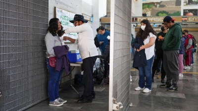 Selbst in U-Bahn-Stationen wird geimpft: Schutz vor Masern in Mexiko.  (Foto: Eduardo Verdugo/AP/dpa)