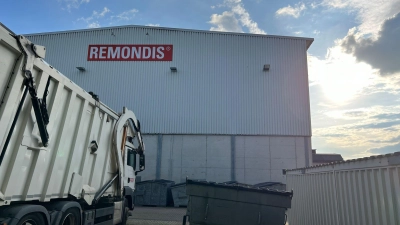 Müllfahrzeug und Container vor einer Remondis-Halle - das Abfallunternehmen ist in vielen Regionen Deutschlands sehr präsent. (Foto: Wolf von Dewitz/dpa)