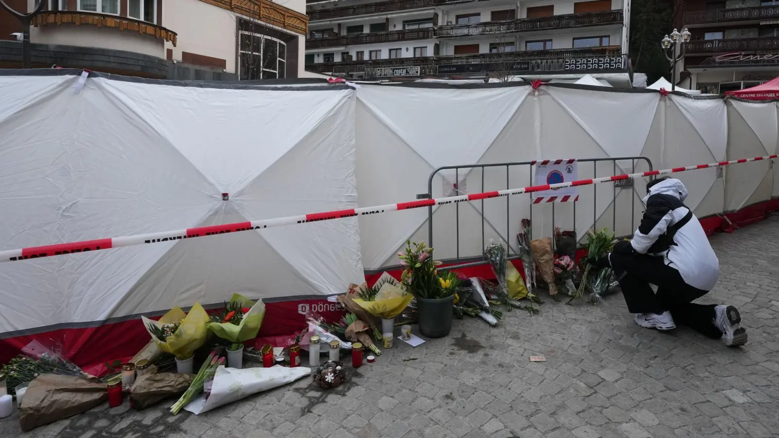 Bei den Ermittlungen geht es auch um die Fluchtwege aus der Bar. (Foto: Antonio Calanni/AP/dpa)