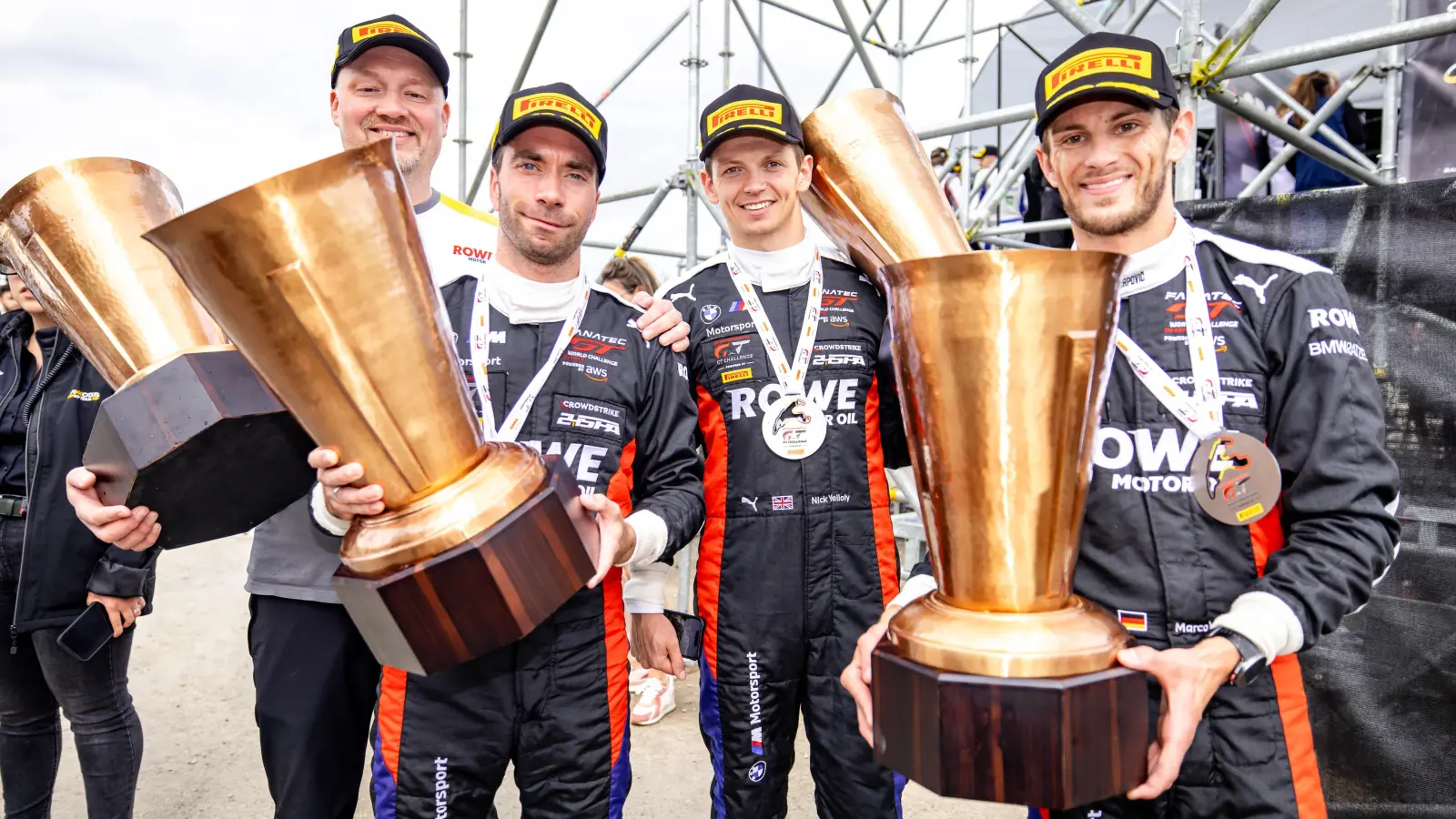 Mit Pokal und Medaille: Marco Wittmann (rechts). (Foto: Gruppe C Photography)