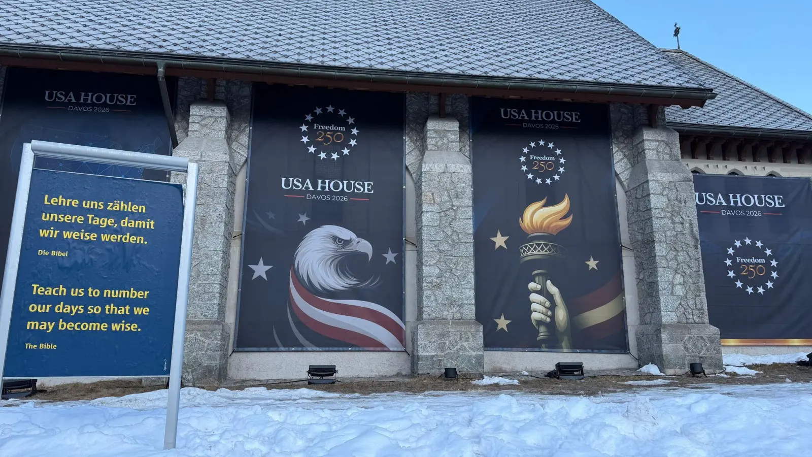 USA House in Davos: Pomp und Glaube eng beieinander. (Foto: Benedikt von Imhoff/dpa)
