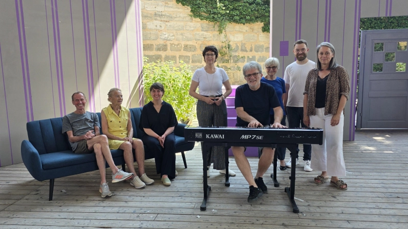 Auf der Freilichtbühne präsentierte der TKR-Vorstand um Vorsitzende Rebecca Schiepek (Dritte von links) das neue Instrument, das dem Landestheater für Inszenierungen zur Verfügung steht. Über die Unterstützung freuten sich Intendantin Jasmin Meindl (rechts) und OB Dr. Christoph Hammer (links).  (Foto: Markus Weinzierl)