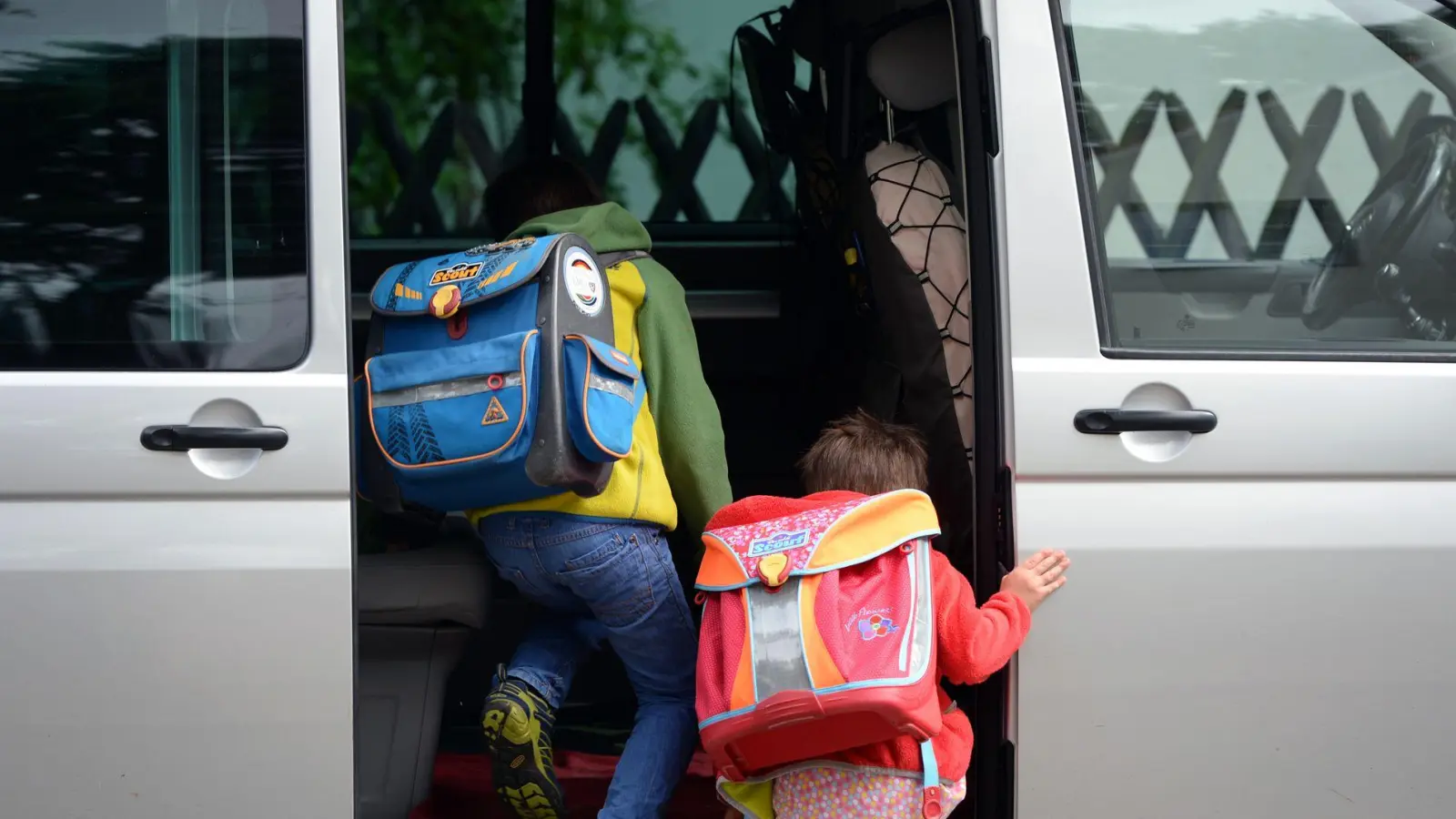 Auf mit dem Elterntaxi zur Schule: Die gesetzliche Unfallversicherung gilt für Schülerinnen und Schüler nur auf dem direkten Weg. (Foto: Ralf Hirschberger/dpa-Zentralbild/dpa)