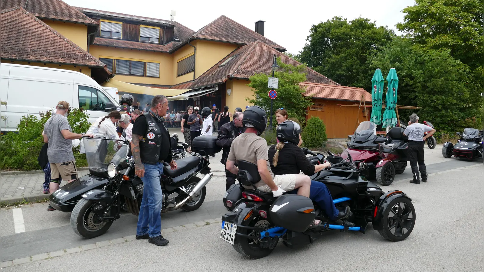Trike-Fahrer der SpyderRyders, Behinderte sowie Helfer und -innen verwandelten den Marktplatz vor dem Hausenhof in ein buntes Fahrerlager voll gespannter Erwartung der kommenden Abenteuer. (Foto: Sylvia Fehlinger)