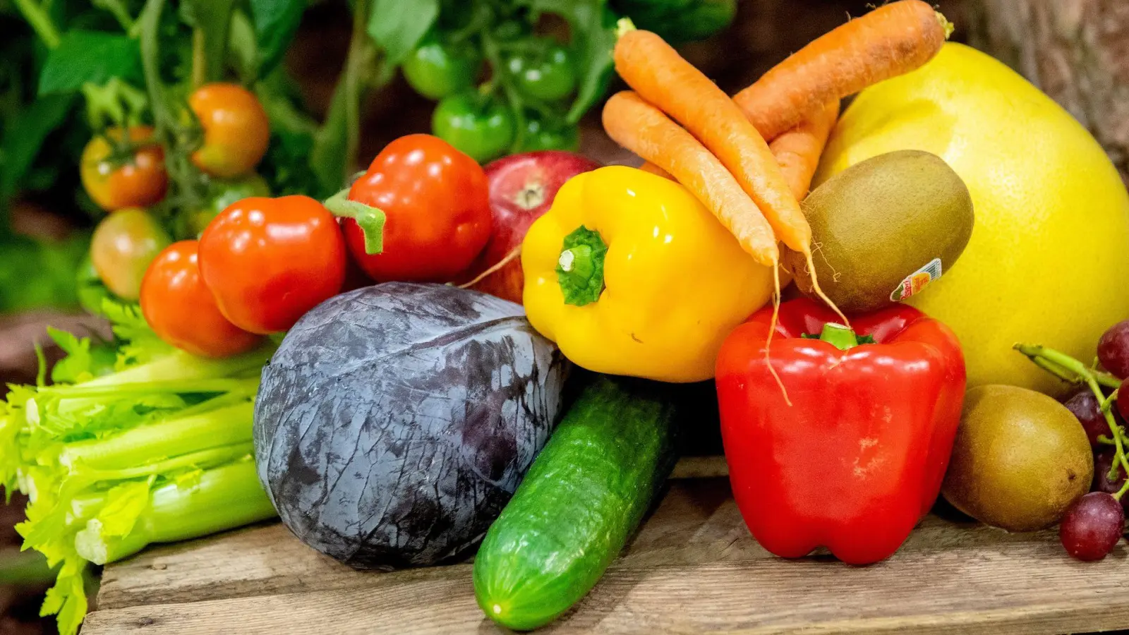 Veganer sollten auf eine carotinhaltige Ernährung achten, zum Beispiel mit Möhren, Tomaten, Spinat und Paprika. (Foto: Zacharie Scheurer/dpa-tmn)