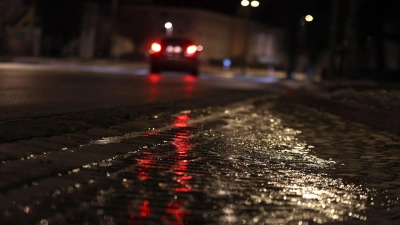 Die Rekuperation in Elektroautos und Hybriden ermöglicht es, beim Bremsen Energie zurückzugewinnen. Bei glatten Straßenverhältnissen sollten Fahrer die Rekuperationsstärke anpassen. (Foto: Karl-Josef Hildenbrand/dpa/dpa-tmn)