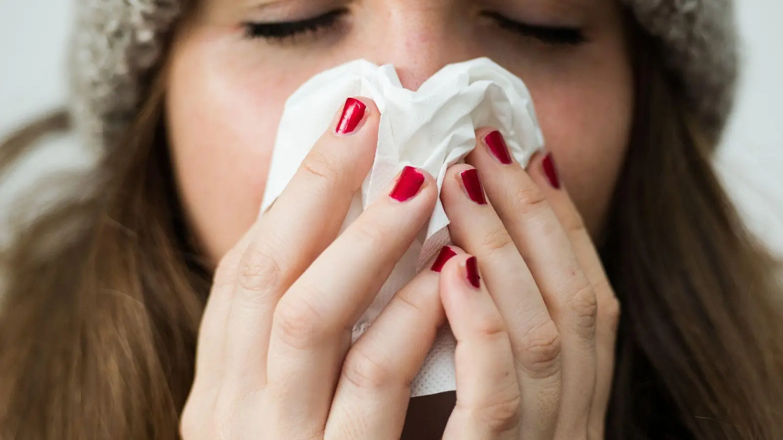 Die Zahl der Atemwegserkrankungen in Bayern hat zugenommen - vor allem Corona-Infektionen sind auf dem Vormarsch. (Symbolbild) (Foto: Christina Sabrowsky/dpa)