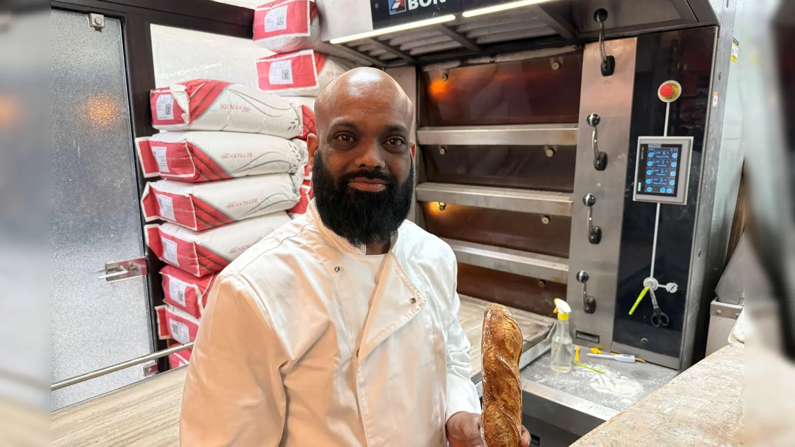 Der Gewinner des Pariser Baguette-Wettstreits qualifizierte sich unter 143 teilnehmenden Bäckereien. (Foto: Michael Evers/dpa)