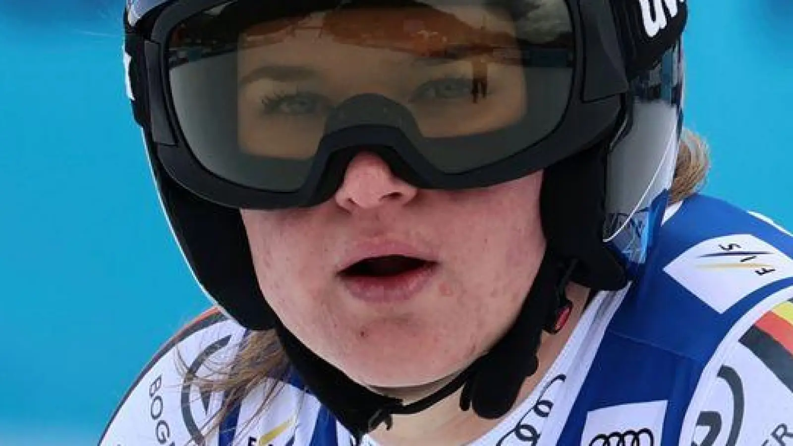 Emma Aicher blickt nach dem Super-G enttäuscht auf die Anzeigetafel. (Foto: Marco Trovati/AP/dpa)