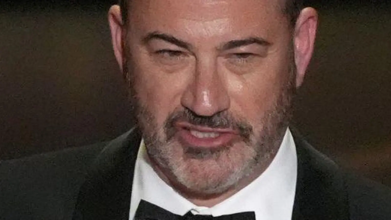 Jimmy Kimmel präsentiert die Oscars für die besten Dokumentarfilme.  (Foto: Chris Pizzello/Invision/AP/dpa)