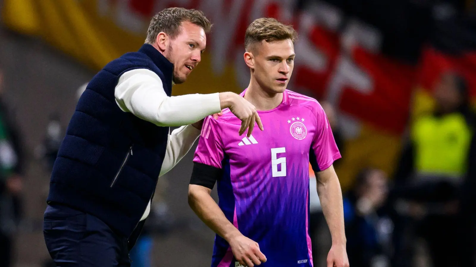 Geht es nach Andreas Möller, sollte Bundestrainer Julian Nagelsmann (links) Kapitän Joshua Kimmich wieder im Mittelfeld aufstellen. (Foto: Tom Weller/dpa)