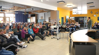 Klaus Spahn erläuterte in der Aula der Albrecht-von-Eyb-Grundschule in Burgoberbach die rechtlichen Grundlagen für die Beiträge. (Foto: Alexander Biernoth)
