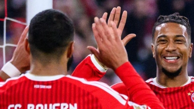 Torschützen unter sich: Michael Olise bedankt sich bei Ismael Saibari (l) nach dem 1:0.  (Foto: Tom Weller/dpa)