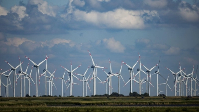 Windräder sich in einem Windpark an der Nordsee bei Bordelum. (Foto: Christian Charisius/dpa)