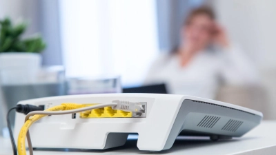 Kommt der Glasfaseranschluss, kann der alte Router (Bild) oft stehen bleiben, wenn er mit einem neuen Modem verbunden wird. (Foto: Christin Klose/dpa-tmn)