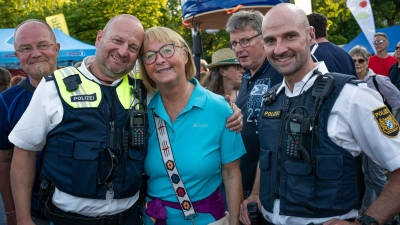 Roland Lichteneber (links) und sein Kollege Bastian Stegmeier (rechts) von der Neustädter Polizei demonstrierten einer Teilnehmerin der BR-Radltour, dass die hiesige Polizei auf alles vorbereitet ist, sogar auf gut gelaunte Besucher. Dies und andere Faktoren führen dazu, dass der Landkreis bei der Sicherheit im bundesweiten Vergleich ganz weit vorne rangiert.  (Foto: Mirko Fryska)