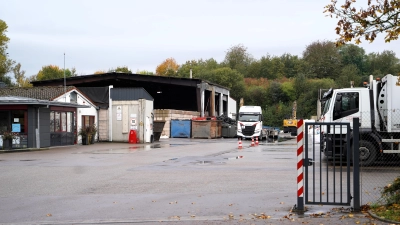 Auf dem Gelände Am Igelsbach stehen noch die Überreste der abgebrannten Halle. Das Unternehmen hofft, im ersten Quartal 2025 in die Umsetzung des Bauvorhabens einsteigen zu können. (Foto: Simone Hedler)