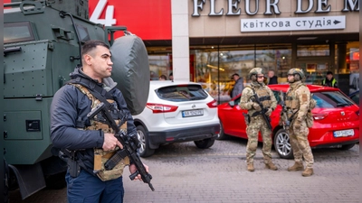 Nicht alle Polizisten schützten Zivilisten bei einer Schießerei in der ukrainischen Hauptstadt Kiew. (Archivbild) (Foto: Dan Bashakov/AP/dpa)