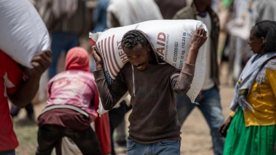 Nahrungsmittelhilfe in Äthiopien. Das WFP ist schon jetzt gezwungen, die Nahrungsrationen bei den meisten seiner Einsätze zu reduzieren, weil die Mittel für humanitäre Hilfe drastisch sinken. (Foto: Ben Curtis/AP/dpa)