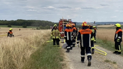 Insgesamt 40 Männer und Frauen waren an den Löscharbeiten des Feldbrandes unweit der Ortseinfahrt von Brundorf beteiligt. Zudem halfen Landwirte mit Löschfässern bei der Brandbekämpfung. (Foto: Pauline Held)