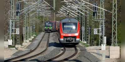 Zwischen Nürnberg und Würzburg, hier bei Emskirchen, herrscht regelmäßig dichter Zugverkehr. Jetzt ist es auf der Bahnstrecke noch enger geworden. (Archivbild: Johannes Hirschlach)