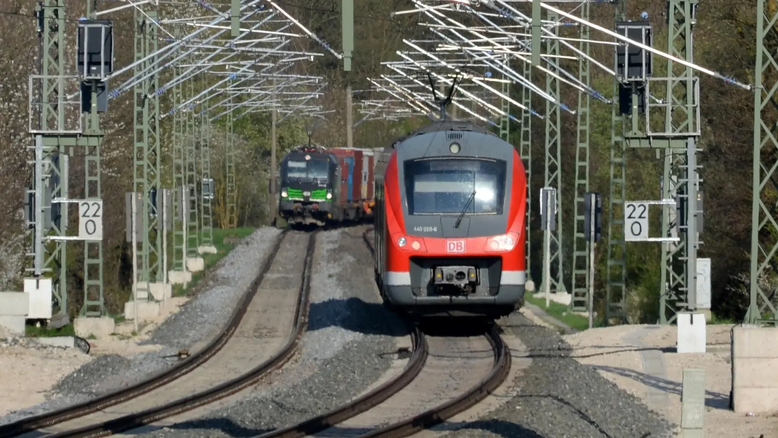 Zwischen Nürnberg und Würzburg, hier bei Emskirchen, herrscht regelmäßig dichter Zugverkehr. Jetzt ist es auf der Bahnstrecke noch enger geworden. (Archivbild: Johannes Hirschlach)